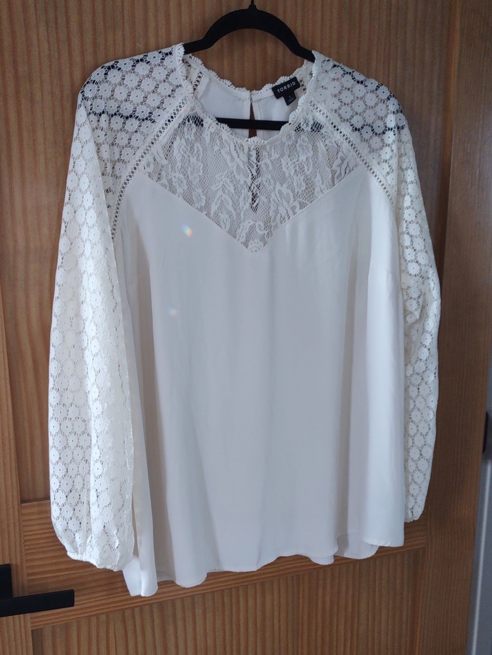 1X Torrid White Lace Yoke Long Sleeve Blouse